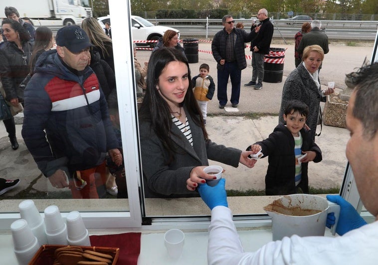 Trapa regala miles de raciones de chocolate en su fábrica de Dueñas